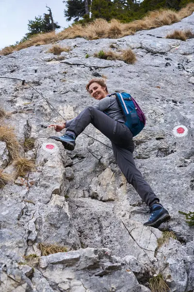 Dağcı Kadın Güvenlik Hattında Dik Bir Duvara Tırmanıyor Telifsiz Stok Fotoğraflar