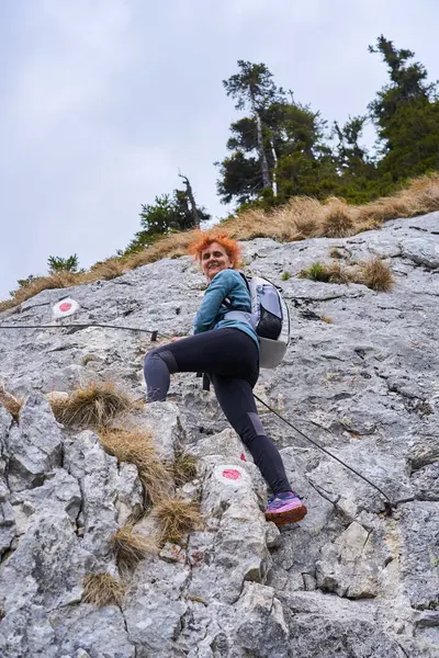 Kobieta Alpinistka Wspina Się Stromą Ścianę Linii Bezpieczeństwa Obrazy Stockowe bez tantiem