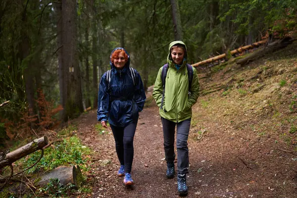 Vrouwen Met Rugzakken Wandelen Een Regenachtige Dag Bergen — Stockfoto