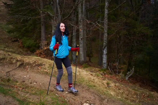 Wanita Dengan Ransel Hiking Pada Hari Hujan Pegunungan Stok Gambar Bebas Royalti