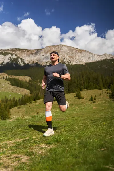 Trail Runner Race Running Mountains Meadow Rechtenvrije Stockfoto's