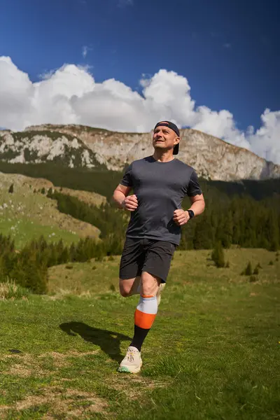 Trail Runner Dans Une Course Cours Exécution Avec Des Montagnes Photos De Stock Libres De Droits