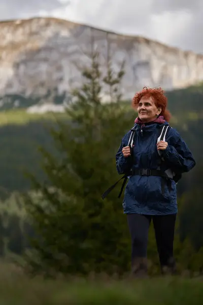 Hiker Woman Backpack Hiking Trail Mountains Rechtenvrije Stockafbeeldingen
