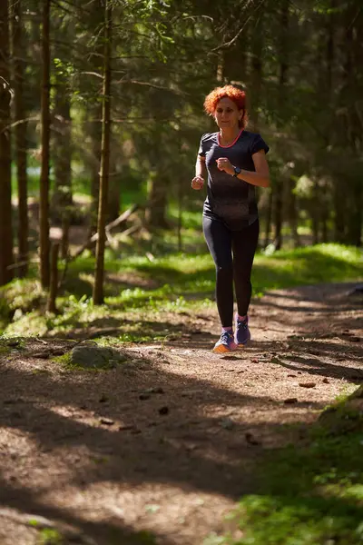 Redhead Woman Trail Runner Training Forest Running Uphill Стоковое Фото
