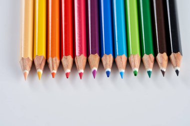 Gökkuşağı renkli kalemlere yakın çekim, sanat okulu konsepti