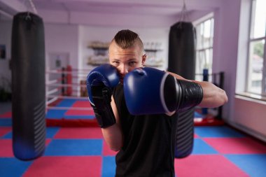 Genç boksör spor salonunda gölge boksu eğitimi alıyor.