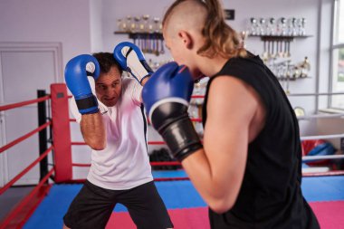 Dövüş boksörü ve antrenörü ringde dövüştüler.