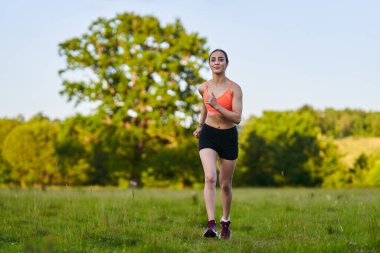 İspanyol kız ormanda bir patikada koşuyor.
