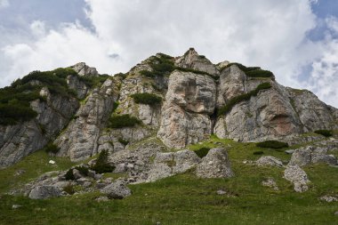 Yazın güzel dağları ve yürüyüş yolları olan manzaralı bir yer.