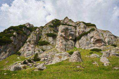 Yazın güzel dağların üzerinde bulutlu gökyüzü ve yürüyüş yolları. 