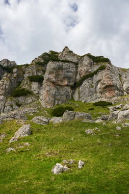 Yaz mevsiminde yürüyüş yolları olan güzel dağlar.