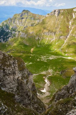 Yazın güzel dağların manzarası, yürüyüş yolları...