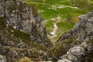 Yaz aylarında yürüyüş yolları olan güzel dağlarla dolu bir manzara.