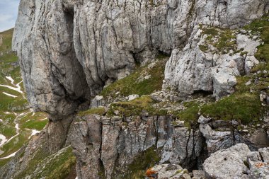 Yaz aylarında dağların gündüz manzarası ve yürüyüş yolları.