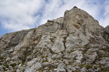 Yazın güzel dağların üzerinde bulutlu gökyüzü ve yürüyüş yolları. 