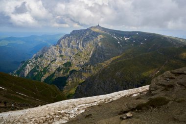 Yaz aylarında yürüyüş parkurları ve manzaralı dağlar.