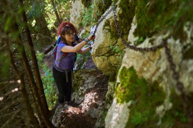 Sırt çantalı kadın yürüyüşçüler dağlarda yürüyüş parkurları, aktif tatil konsepti