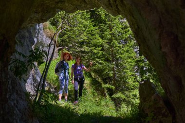 Sırt çantalı kadın yürüyüşçüler dağlarda yürüyüş, aktif tatil konsepti