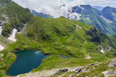 Yaz aylarında yüksek dağlardaki buzul gölü manzarası 