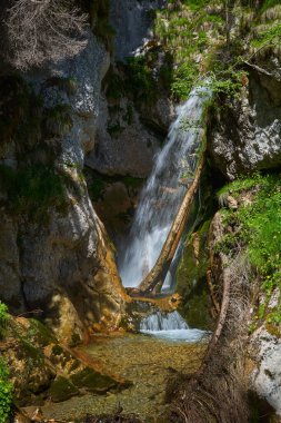 Nehirdeki şelale dağlarda, renkli bir arka plan. 