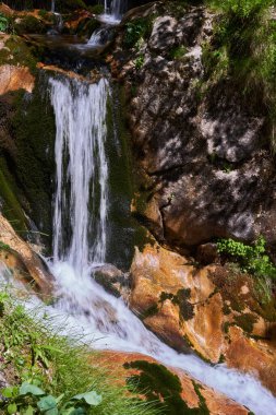 Dağlarda az şelale olan yaz manzarası