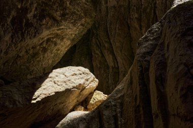 Yazın kireçtaşı dağlarında bir mağara girişi.