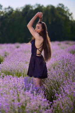 Kırsaldaki lavanta tarlasında güzel bir İspanyol kadının portresi.