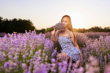 Gündüz vakti lavanta tarlasında dikilen güzel İspanyol kadın 