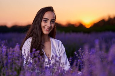 Lavanta tarlasında genç bir kadın yazın ortasında çiçek açıyor.