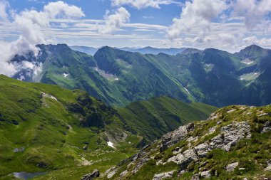 Yazın yüksek dağlık araziler, güzel yüksek sıradağların manzarası