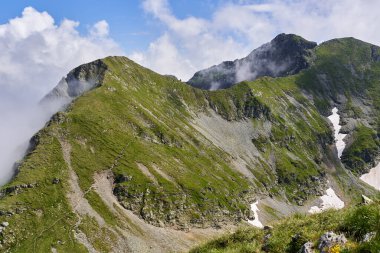 Gündüz vakti güzel yüksek dağ sırasının manzara görüntüsü 