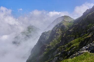Gündüz vakti güzel yüksek dağ sırasının manzara görüntüsü 