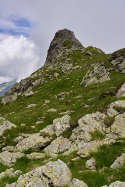 Güzel yüksek dağ sırası, yazın dağlık arazi, gündüz manzarası. 