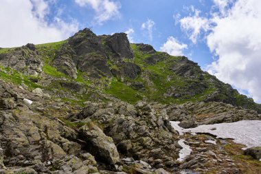 Yaz manzarası, güzel yüksek dağ sıraları gündüz vakti. 
