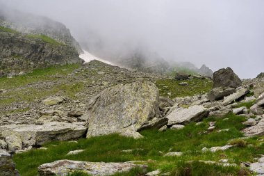 Güzel yüksek dağ silsilesinin manzaralı görüntüsü