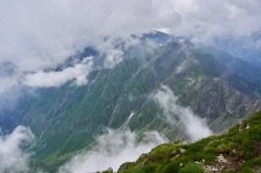 Güzel yüksek dağ silsilesinin manzaralı görüntüsü