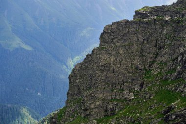 Muhteşem bir yaz manzarası, güzel yüksek dağ sırası.