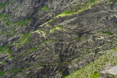 Muhteşem bir yaz manzarası, güzel yüksek dağ sırası.