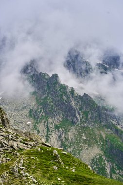 Güzel yüksek dağ silsilesinin hava manzarası
