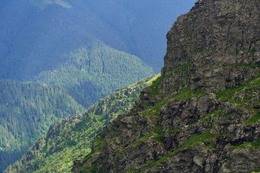 Güzel yüksek dağ silsilesinin hava manzarası