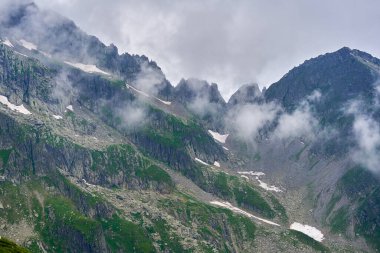 Yaz dağı, güzel gündüz manzarası. 