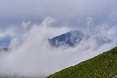 Yaz yüksek dağların gündüz manzarası, güzel yüksek dağ sıralarının manzarası.