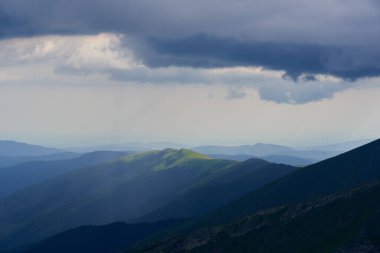 Yaz yüksek dağların gündüz manzarası, güzel yüksek dağ sıralarının manzarası.