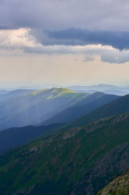 Yaz yüksek dağların gündüz manzarası, güzel yüksek dağ sıralarının manzarası.
