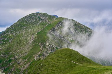 Yaz günü dağlık araziler, güzel yüksek dağ sıraları.