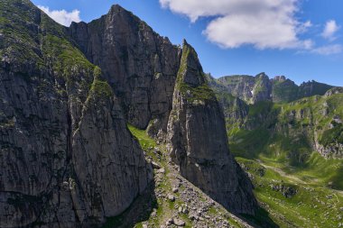 Yazın kireçtaşı dağları kayalık tepeler ve çimlerle kaplı.