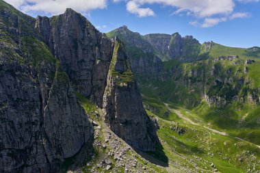 Yazın kireçtaşı dağların manzaralı manzarası.