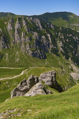 Yaz ortasında dağların görkemli gündüz manzarası 