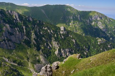 Yaz dağlarının manzarası, gündüz görkemli dağların manzarası.