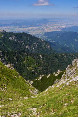 Yaz dağlarının manzarası, gündüz görkemli dağların manzarası.